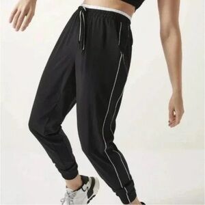 Athleta Brooklyn Black/White Side Stripe Jogger
Active Pants Sz 8